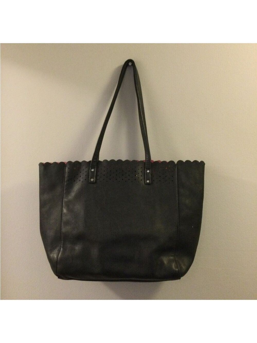 Candies Woman’s black bag with pink interior open bag no closure - Picture 3 of 16